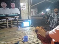 Masyaraka Sokobanah Nonton Bareng Debat calon Bupati Sampang Di Posko
