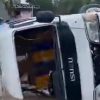 Nekat Terobos Genangan Air MiniBus Warna Putih TerGuling