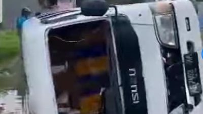 Mobil Bus Mini Yang Terguling Di Banyuates Ternyata Berisi Rokok Elegal