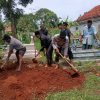 Patut Di Jadikan Contoh Rela Kaki kotor Kapolsek Sokobanah Ikut Menguburkan Jenazah Korban Tenggelam