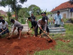 Patut Di Jadikan Contoh Rela Kaki kotor Kapolsek Sokobanah Ikut Menguburkan Jenazah Korban Tenggelam