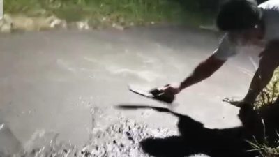 Jalan Ini Susah di Lewati, Akhirnya Dengan Inisiatif Warga Bangun Jalan  Rabat Beton