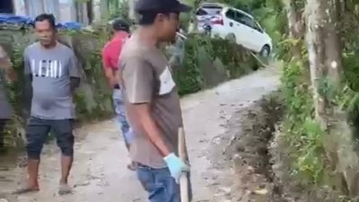 Warga Bencek Desa Dempoh Barat Bangun Saluran air Drainenase Dengan swadaya