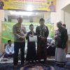 Kapolsek Sokobanah Berikan Hadiyah Kepada Pemenang Lomba Musabaqoh Qur’aniyah