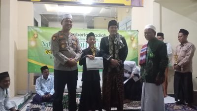 Kapolsek Sokobanah Berikan Hadiyah Kepada Pemenang Lomba Musabaqoh Qur’aniyah