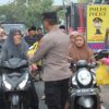 Kapolsek Sokobanah Bersama Ibu Bayangkari Bagi Bagi Takjil Kepada Pengendara Roda Dua Sekaligus Buka Bersama Anank Yatim