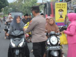 Kapolsek Sokobanah Bersama Ibu Bayangkari Bagi Bagi Takjil Kepada Pengendara Roda Dua Sekaligus Buka Bersama Anank Yatim