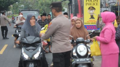 Kapolsek Sokobanah Bersama Ibu Bayangkari Bagi Bagi Takjil Kepada Pengendara Roda Dua Sekaligus Buka Bersama Anank Yatim