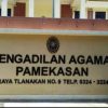 Pengantar Pemohon Menunggu di Luar Pagar, P A Pamekasan Tuai Protes
