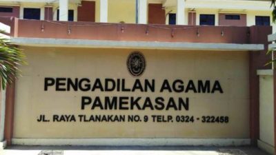 Pengantar Pemohon Menunggu di Luar Pagar, P A Pamekasan Tuai Protes