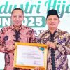 Bupati Sampang Didampingi Kadisperdag Syaiful Muqoddas Terima Penghargaan Industri Hijau Terbaik Se-Jatim