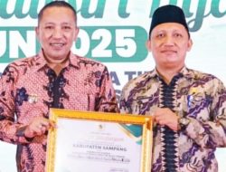 Bupati Sampang Didampingi Kadisperdag Syaiful Muqoddas Terima Penghargaan Industri Hijau Terbaik Se-Jatim