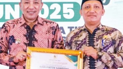 Bupati Sampang Didampingi Kadisperdag Syaiful Muqoddas Terima Penghargaan Industri Hijau Terbaik Se-Jatim
