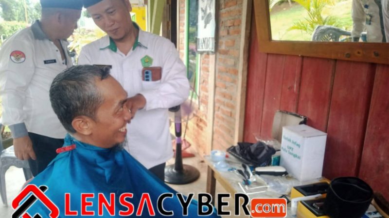Inovasi Ekonomi Umat, UPZ KUA Hulu Sungkai Hadirkan Erpan Barber Shop Berbasis Infak