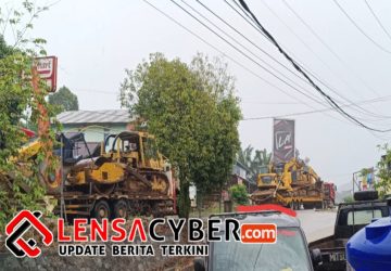 Infrastruktur Terancam, Truk Overload Angkut 4 Ekskavator Nekat Lintasi Jalan Nasional Ketapang