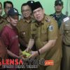 Wabup Azwar Hadi Turun Langsung Pantau Bantuan Pangan, 825 Warga Girikelopomulyo Terima Beras dan Minyak