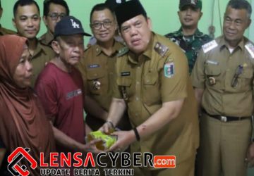 Wabup Azwar Hadi Turun Langsung Pantau Bantuan Pangan, 825 Warga Girikelopomulyo Terima Beras dan Minyak