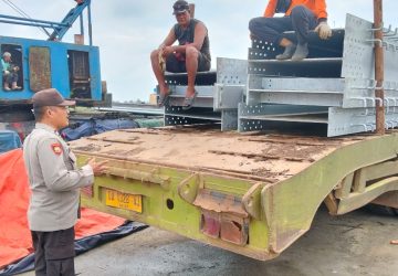 Jaga Keamanan Kawasan Pelabuhan, Personel Polsek Sampaikan Pesan Kamtibmas dan Utamakan Keselamatan Kerja
