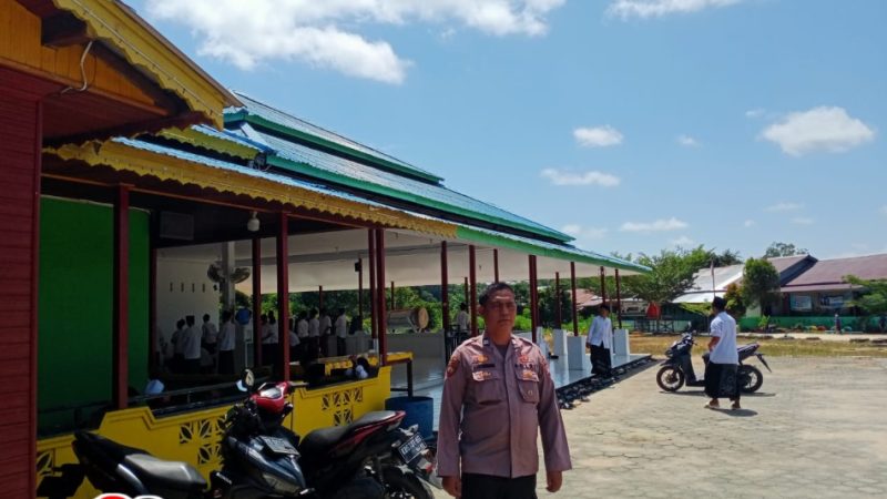 Polsek Sungai Tebelian Berikan Pengamanan Sholat Jumat, Jamaah Diimbau Waspadai Keamanan Kendaraan