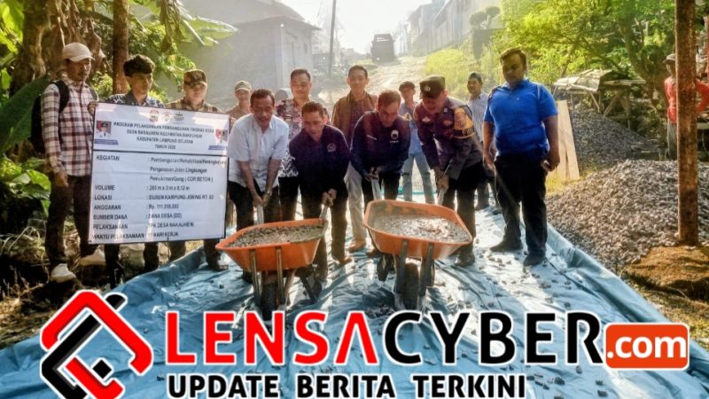 Didampingi Camat dan BPD, Pemdes Bakauheni Mulai Bangun Jalan Rabat Beton 260 Meter  ‎