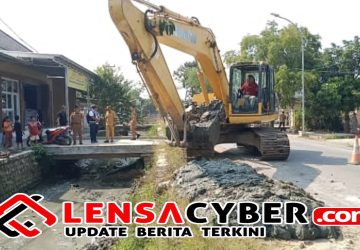 Camat Gabuswetan Turun Langsung Awasi Normalisasi Irigasi di Desa Gabuskulon