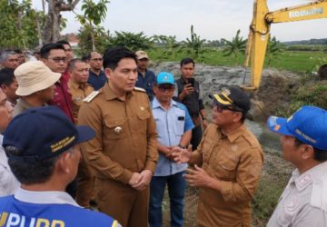 Bupati Indramayu Tinjau Pengerukan Saluran Sekunder Kandanghaur, Pastikan Pasokan Air Irigasi Kembali Lancar
