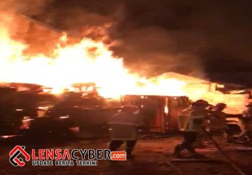 ​Panglung Kayu di Alang-Alang Lebar Ludes Terbakar, 6 Unit Damkar Diterjunkan