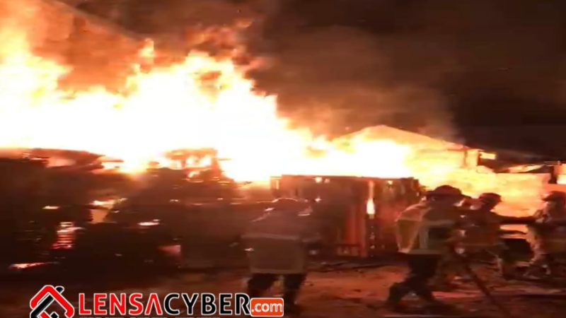 ​Panglung Kayu di Alang-Alang Lebar Ludes Terbakar, 6 Unit Damkar Diterjunkan