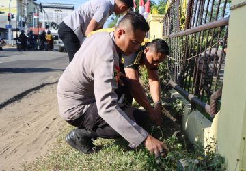 Wujudkan Lingkungan ASRI, Personel Polres Ketapang Gotong Royong Bersihkan Mako Polres