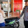 Tangis Bahagia Pecah! Polisi Antar Langsung Motor Curian ke Warung Ibu Penjual Buah ‎