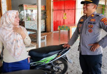 Tangis Bahagia Pecah! Polisi Antar Langsung Motor Curian ke Warung Ibu Penjual Buah ‎