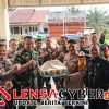 Kejutan Spesial Hari Bhayangkara ke-80, Koramil 1210-06 Ngabang Serbu Polsubsektor Jelimpo Bawa Tumpeng