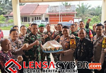 Kejutan Spesial Hari Bhayangkara ke-80, Koramil 1210-06 Ngabang Serbu Polsubsektor Jelimpo Bawa Tumpeng
