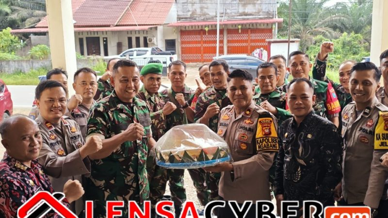 Kejutan Spesial Hari Bhayangkara ke-80, Koramil 1210-06 Ngabang Serbu Polsubsektor Jelimpo Bawa Tumpeng