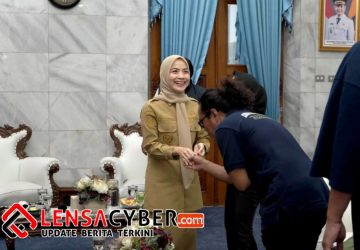 Menembus Sekat Birokrasi: Musisi Jalanan KOMJAL Persembahkan Nada Kemajuan untuk Bupati Serang