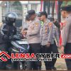 Polres Lampung Selatan Bagikan Ratusan Bendera Merah Putih Sambut HUT RI ke-81