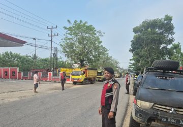 Satsamapta Polres Landak Amankan Pendistribusian BBM di SPBU Km 3 Ngabang, Arus Lalu Lintas Tetap Lancar