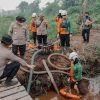 Turun Langsung! Kapolda Kalbar Ikut Serta Padamkan Api di Dua Titik Karhutla Kubu Raya