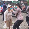 Polda Kalbar Edukasi Warga Cegah Karhutla dan Bagikan Masker di Pasar Kemuning