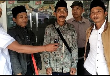 Sejumlah Warga Desa Pelaosan, Kecamatan Krucil, Mendatangi Kantor Inspektorat Kabupaten
