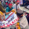 Bikin Massa Terkejut! Kapolres Lampung Selatan Malah Duduk di Jalan dan Minum Es Jeruk Bareng Pendemo