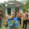 Mobil AWC Polres Sambas Turun, Salurkan Air Bersih Untuk Warga Gapura