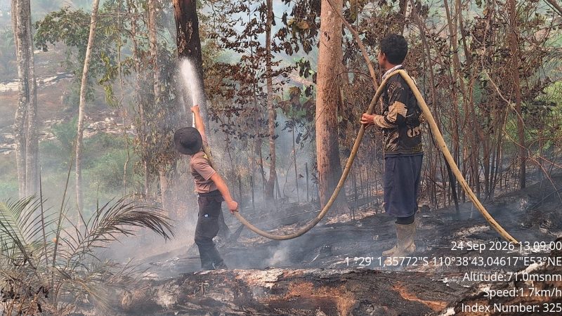 Penanganan Karhutla Di Nanga Tayap, Polres Ketapang Gunakan X-FIRE untuk Padamkan Api