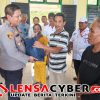 Peduli Karhutla dan Warga, Kapolsek Lamala Bagikan Sembako di Desa Sirom