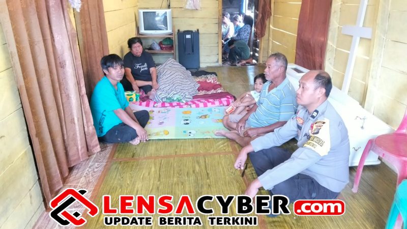 Bhabinkamtibmas Polsek Luwuk Cek TKP Penemuan Pria Meninggal Dunia di Desa Lenyek