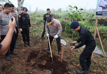 Kapolda Kalbar Tanam 115 Pohon di SMAN 04 Sungai Raya melalui Program Green Policing