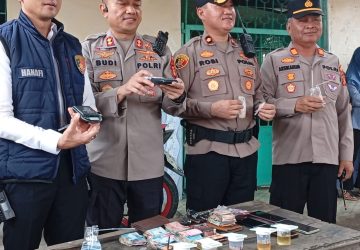 Satresnarkoba Polrestabes Palembang bersama Polsek Seberang Ulu (SU) I menggerebek kawasan Lorong Kencana Delapan orang Di Ciduk beserta 15 Gram Sabu