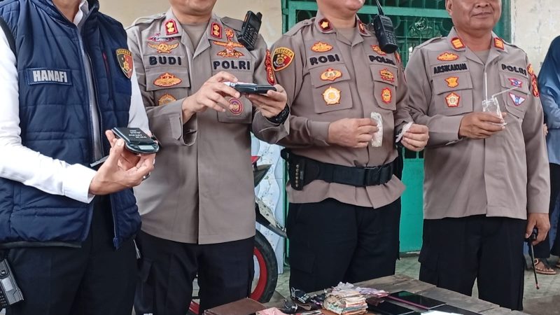 Satresnarkoba Polrestabes Palembang bersama Polsek Seberang Ulu (SU) I menggerebek kawasan Lorong Kencana Delapan orang Di Ciduk beserta 15 Gram Sabu