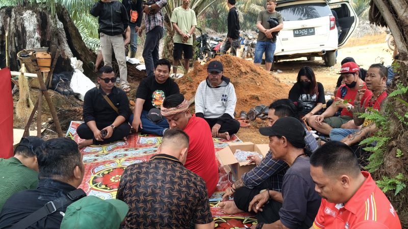 Damai dan Sejuk di Desa Randau: Ormas Bala Pangayo dan Keluarga Boksen Sinaga Gelar Ritual Adat Tolak Bala  