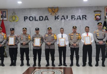 Kapolda Kalbar Berikan Penghargaan kepada Lima Personel Berprestasi